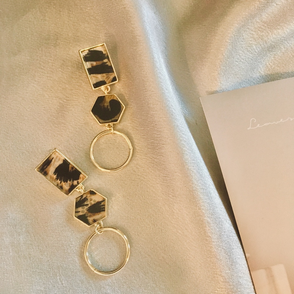 Leopard Print Geometric Hoop Stud Gold Earrings - Picture 6 of 8